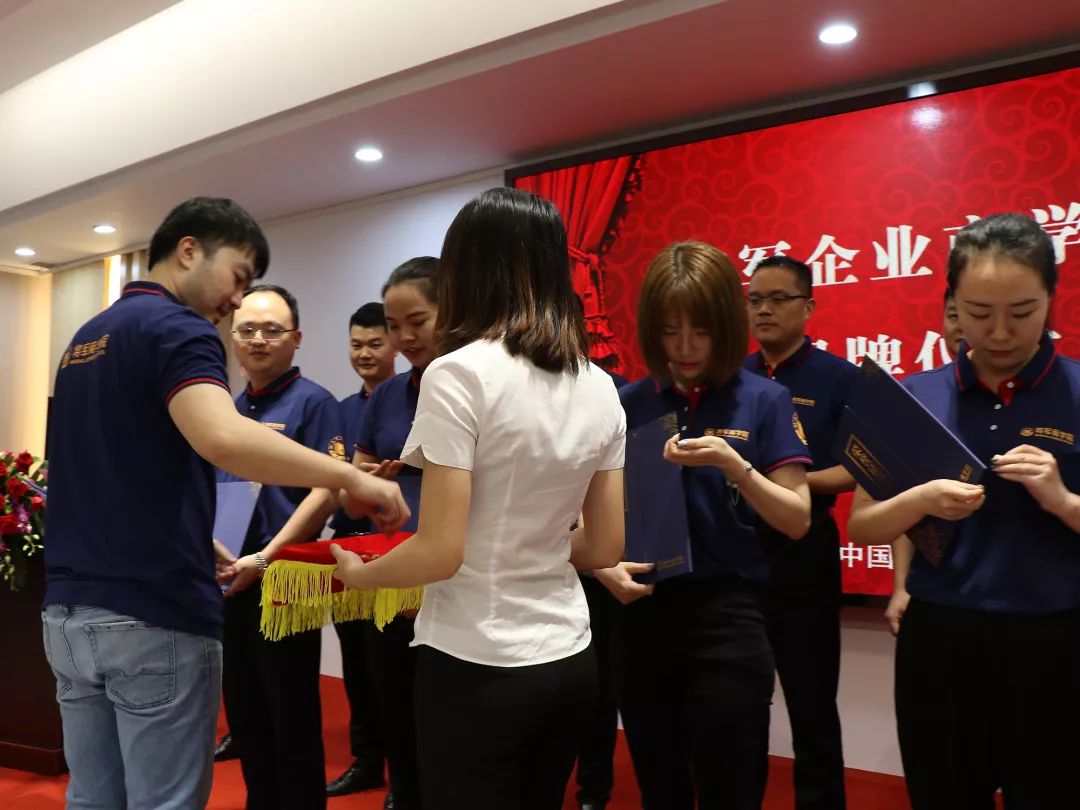 小蝌蚪视频污下载APP瓷砖，商学院揭牌仪式圆满成功！(图2)